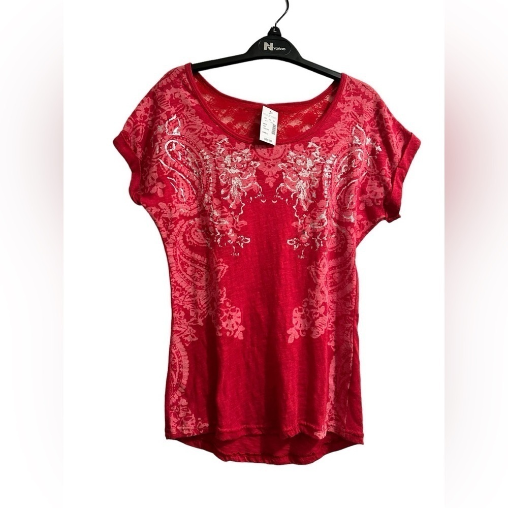 Maurices Paisley Summer Blouse Lace Back Womens Small Red Silver Cap Sleeves NEW